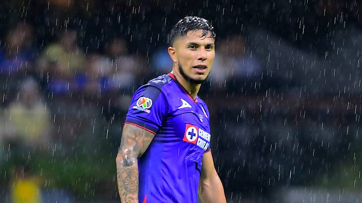 Carlos Salcedo será baja de Cruz Azul