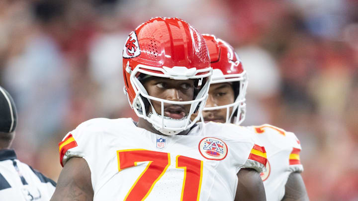 Aug 9, 2025; Glendale, Arizona, USA; Kansas City Chiefs offensive tackle Josh Simmons (71) against the Arizona Cardinals during a preseason NFL game at State Farm Stadium. Mandatory Credit: Mark J. Rebilas-Imagn Images Aug 9, 2025; Glendale, Arizona, USA; Kansas City Chiefs offensive tackle Josh Simmons (71) against the Arizona Cardinals during a preseason NFL game at State Farm Stadium. Mandatory Credit: Mark J. Rebilas-Imagn Images