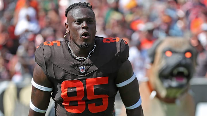 Cleveland Browns tight end David Njoku (85) takes the field before an NFL football game at Huntington Bank Field, Sept. 21, 2025, in Cleveland, Ohio.