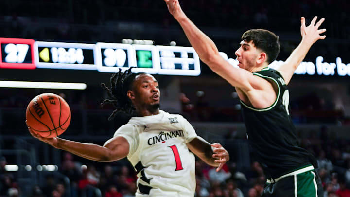 Cincinnati Bearcats guard Day Day Thomas (1) throws a pass in the second half of a NCAA men’s basketball game between the Cincinnati Bearcats and Eastern Michigan Eagles, Wednesday, Nov. 26, 2025, at Fifth Third Arena in Cincinnati. Eagles won 64-56.
