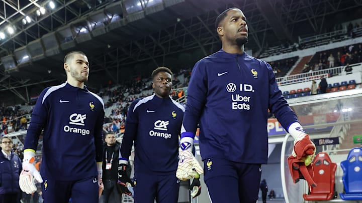 Mike Maignan et Lucas Chevalier se disputent une place de numéro 1. Mike Maignan et Lucas Chevalier se disputent une place de numéro 1.