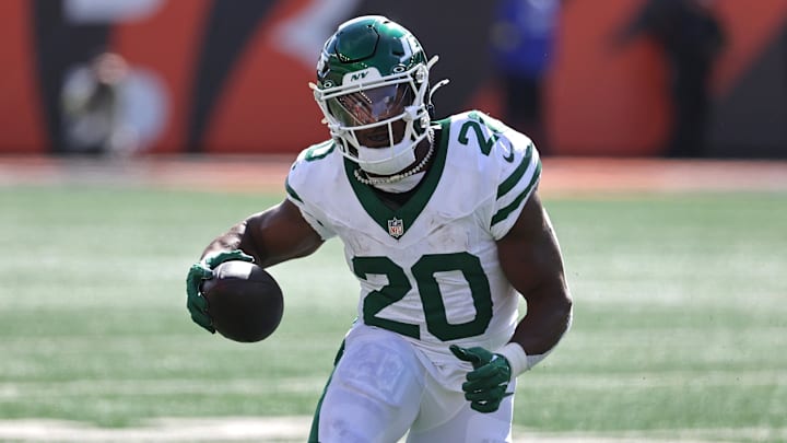 Oct 26, 2025; Cincinnati, Ohio, USA; New York Jets running back Breece Hall (20) runs with the ball during the second quarter against the Cincinnati Bengals at Paycor Stadium. Mandatory Credit: Joseph Maiorana-Imagn Images