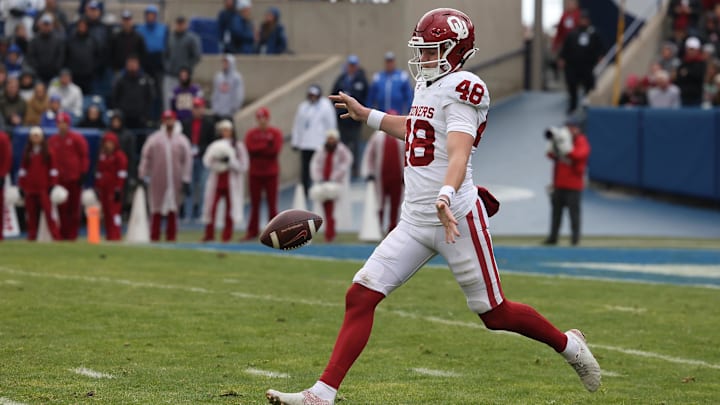 Oklahoma Sooners punter Luke Elzinga Oklahoma Sooners punter Luke Elzinga
