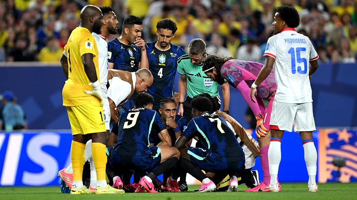 Raphinha (unten in der Mitte) verletzte sich im Spiel gegen Haiti Raphinha (unten in der Mitte) verletzte sich im Spiel gegen Haiti