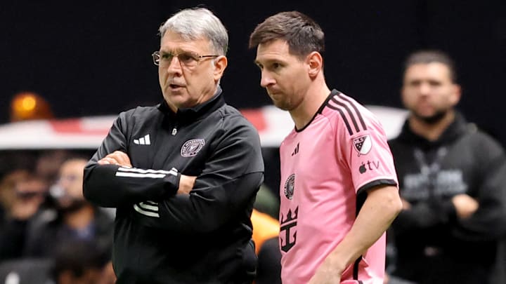 El técnico argentino Gerardo Martino dando indicaciones a Lionel Messi durante el duelo de Inter Miami vs Al-Nassr.