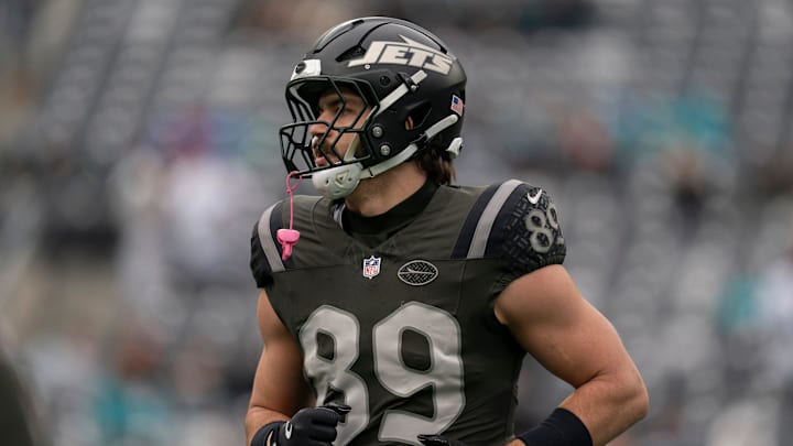 New York Jets tight end Jeremy Ruckert (89) warms up before the game during a week 14 football game between the New York Jets and Miami Dolphins at MetLife Stadium on Sunday, Dec. 7, 2025.
