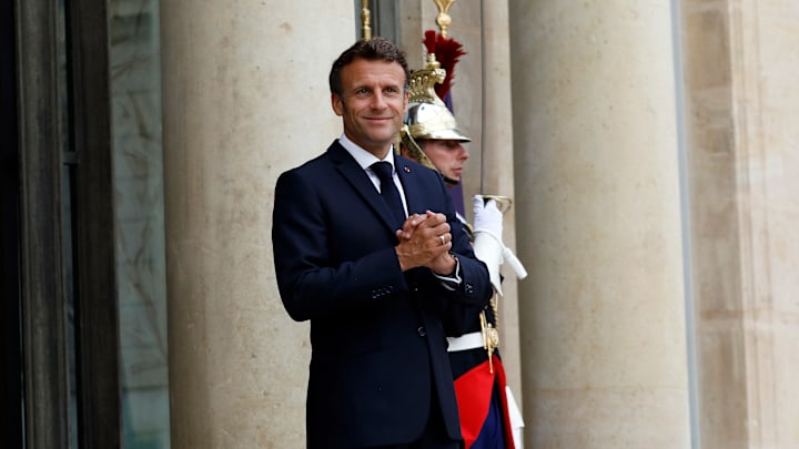 Emmanuel Macron souhaite organiser un match entre la France et l'Algérie. 