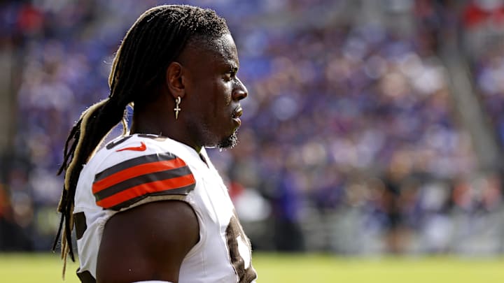 Sep 14, 2025; Baltimore, Maryland, USA; Cleveland Browns tight end David Njoku (85) looks on from the sidelines during the second half against the Baltimore Ravens at M&T Bank Stadium. Mandatory Credit: Peter Casey-Imagn Images
