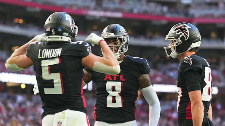 Dec 21, 2025; Glendale, Arizona, USA;  Atlanta Falcons tight end Kyle Pitts Sr. (8) reacts with wide receiver Drake London (5) and wide receiver David Sills V (87) after catching a touchdown against the Arizona Cardinals during the first half at State Farm Stadium. Mandatory Credit: Joe Camporeale-Imagn Images