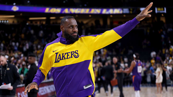 Phoenix Suns v Los Angeles Lakers