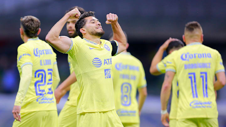 Jugadores del América celebran un gol.