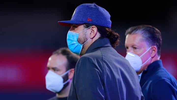 Tras platicar con unos aficionados, Amaury Vergara dio a conocer que 'Chicharito' y Pizarro quieren sueldo de equipo europeo para volver a Chivas. Tras platicar con unos aficionados, Amaury Vergara dio a conocer que 'Chicharito' y Pizarro quieren sueldo de equipo europeo para volver a Chivas.