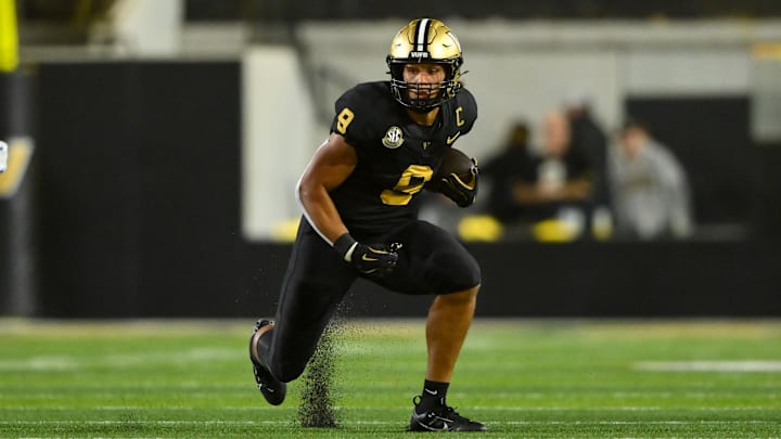 Vanderbilt Commodores tight end Eli Stowers (9) runs with the ball after a made catch Vanderbilt Commodores tight end Eli Stowers (9) runs with the ball after a made catch