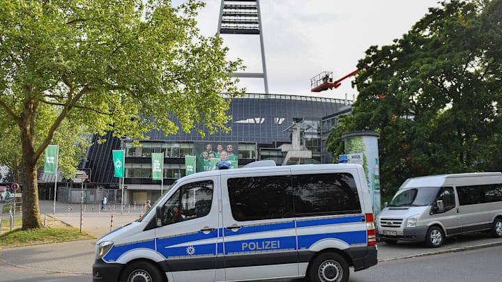 Die Polizei vor dem Weserstadion