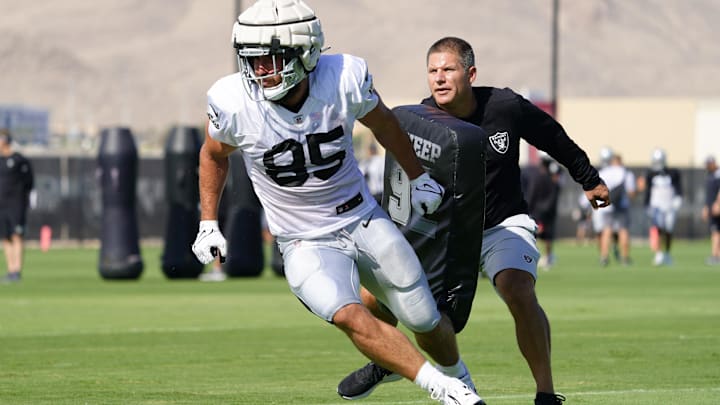 Jul 28, 2022; Las Vegas, Nevada, US; Las Vegas Raiders tight end Cole Fotheringham (85) runs through a drill during training camp at Intermountain Healthcare Performance Center.  Mandatory Credit: Lucas Peltier-Imagn Images