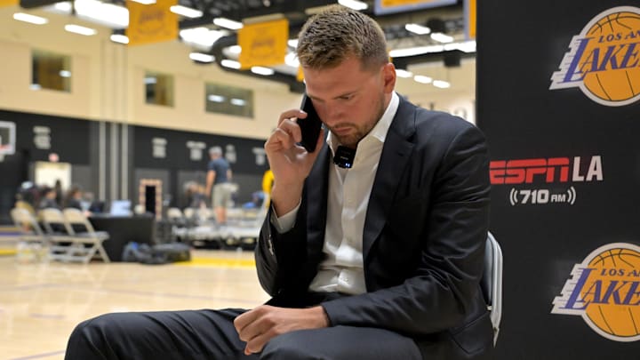 Luka Doncic no está entrenando ahora mismo con los Lakers por una lesión