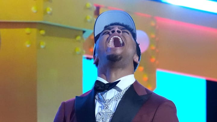 Apr 23, 2026; Pittsburgh, PA, USA; Auburn Tigers defensive end Keldric Faulk is selected by the Tennessee Titans as the number 31 pick during the 2026 NFL Draft at Acrisure Stadium. Mandatory Credit: Kirby Lee-Imagn Images