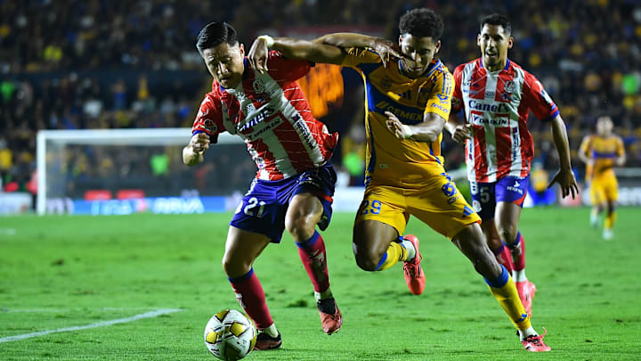 Óscar Macías de San Luis y Ozziel Herrera de Tigres durante la Liguilla del Apertura 2024