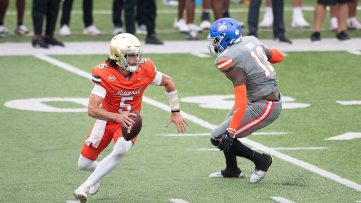 Former Notre Dame QB Sam Hartman (5) avoids the initial rush of Houston Christian LB Jalyx Hunt (13)