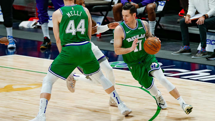 May 2, 2021; Dallas, Texas, USA; Dallas Mavericks guard JJ Redick (17) dribbles around a screen during the third quarter against the Sacramento Kings at American Airlines Center. Mandatory Credit: Andrew Dieb-USA TODAY Sports May 2, 2021; Dallas, Texas, USA; Dallas Mavericks guard JJ Redick (17) dribbles around a screen during the third quarter against the Sacramento Kings at American Airlines Center. Mandatory Credit: Andrew Dieb-USA TODAY Sports