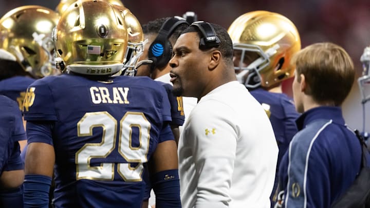 Jan 20, 2025; Atlanta, GA, USA; Notre Dame Fighting Irish defensive backs coach Mike Mickens in the huddle with players during a time out against the Ohio State Buckeyes during the CFP National Championship college football game at Mercedes-Benz Stadium. Mandatory Credit: Mark J. Rebilas-Imagn Images Jan 20, 2025; Atlanta, GA, USA; Notre Dame Fighting Irish defensive backs coach Mike Mickens in the huddle with players during a time out against the Ohio State Buckeyes during the CFP National Championship college football game at Mercedes-Benz Stadium. Mandatory Credit: Mark J. Rebilas-Imagn Images