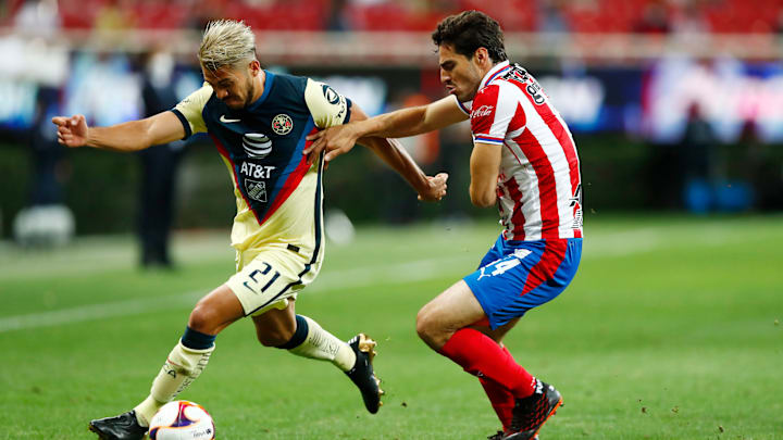 Henry Martin y Antonio Briseño en la pelea de un balón. Henry Martin y Antonio Briseño en la pelea de un balón.