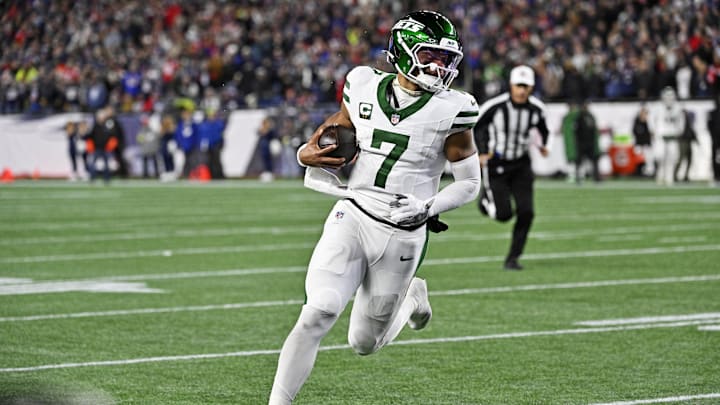Nov 13, 2025; Foxborough, Massachusetts, USA; New York Jets quarterback Justin Fields (7) runs the ball for a touchdown during the first half against the New England Patriots at Gillette Stadium. Mandatory Credit: Eric Canha-Imagn Images