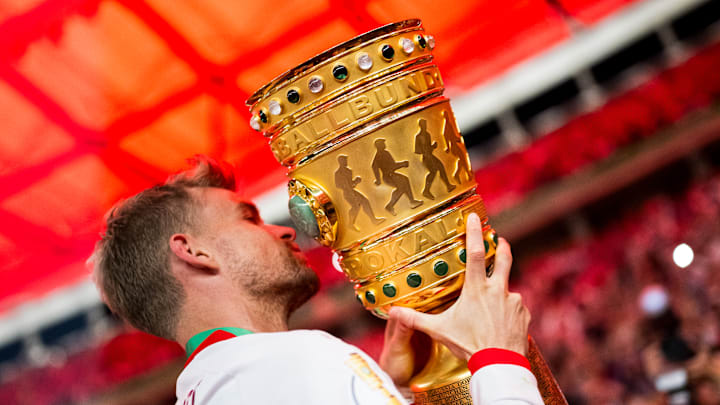 Maximilian Mittelstädt trägt den goldenen Pokal
