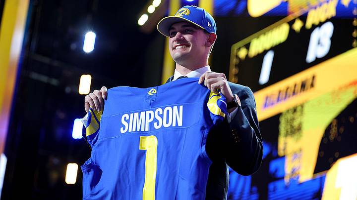 Ty Simpson fue la primera selección de Los Angeles Rams. Ty Simpson fue la primera selección de Los Angeles Rams.