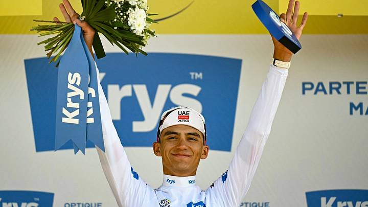 Isaac del Toro, corredor del UAE Team Emirates XRG, alza los brazos con el maillot blanco al término de la etapa 16 del Tour de Francia. 