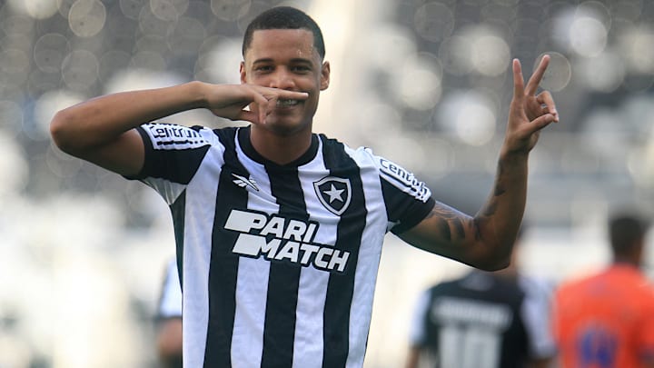 Janderson saiu do banco e balançou a rede no Nilton Santos