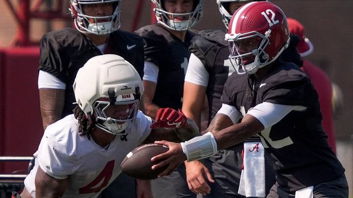 Aug. 6, 2026; Tuscaloosa, AL, USA; Quarterback Keelon Russell hands off to Daniel Hill during the Alabama Crimson Tide’s first open practice session. Aug. 6, 2026; Tuscaloosa, AL, USA; Quarterback Keelon Russell hands off to Daniel Hill during the Alabama Crimson Tide’s first open practice session.