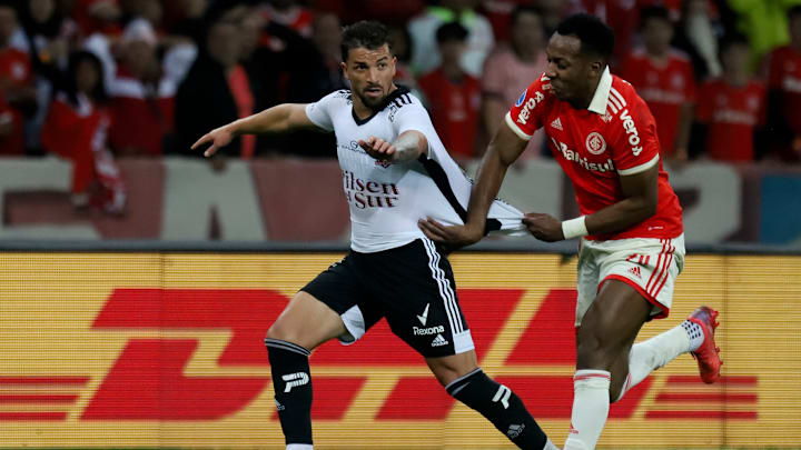 Lateral-esquerdo é titular do Inter de Mano Menezes