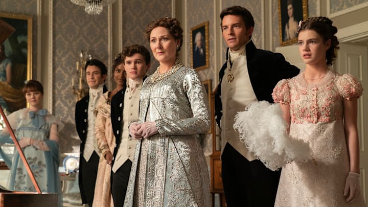 Bridgerton. (L to R) Claudia Jessie as Eloise Bridgerton, Luke Thompson as Benedict Bridgerton, Simone Ashley as Kate Sharma, Will Tilston as Gregory Bridgerton, Ruth Gemmell as Lady Violet Bridgerton, Jonathan Bailey as Anthony Bridgerton, Florence Hunt as Hyacinth Bridgerton in episode 301 of Bridgerton. Cr. Liam Daniel/Netflix © 2023