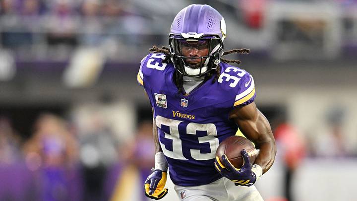 Minnesota Vikings running back Aaron Jones (33) rushes during the fourth quarter against the Miami Dolphins at U.S. Bank Stadium. Mandatory Credit: Jeffrey Becker-Imagn Images Minnesota Vikings running back Aaron Jones (33) rushes during the fourth quarter against the Miami Dolphins at U.S. Bank Stadium. Mandatory Credit: Jeffrey Becker-Imagn Images
