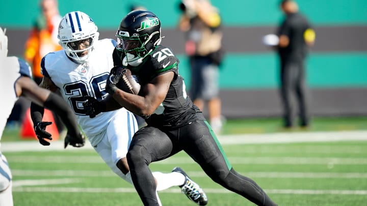 New York Jets running back Breece Hall (20), runs with the ball, Sunday, October 5, 2025.