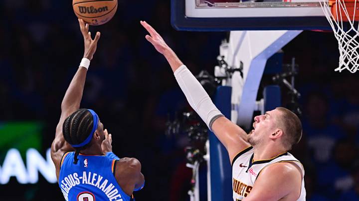 Shai Gilgeous-Alexander y Nikola Jokic durante la serie entre Thunder y Nuggets. Shai Gilgeous-Alexander y Nikola Jokic durante la serie entre Thunder y Nuggets.