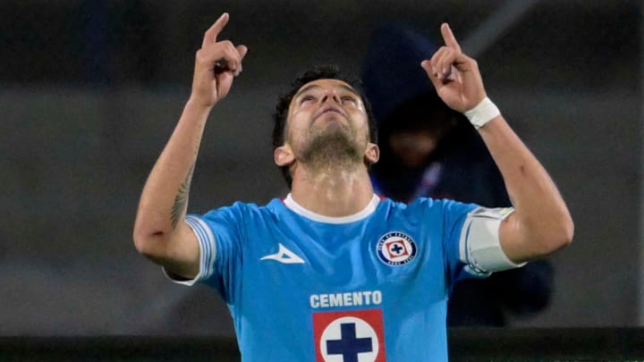 El capitán uruguayo Ignacio Rivero le está dando la victoria a Cruz Azul sobre Pachuca en el Olímpico Universitario El capitán uruguayo Ignacio Rivero le está dando la victoria a Cruz Azul sobre Pachuca en el Olímpico Universitario