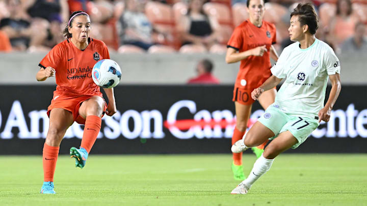 Aug 12, 2022; Houston, Texas, USA; Houston Dash forward Maria Sanchez (7) controls the ball as