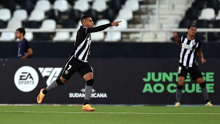 Victor Sá recebeu o terceiro cartão amarelo na rodada passada e, por isso, está fora contra o Cuiabá.