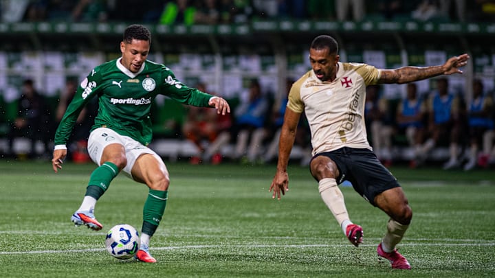 Vasco e Palmeiras se encontram no gramado de São Januário 