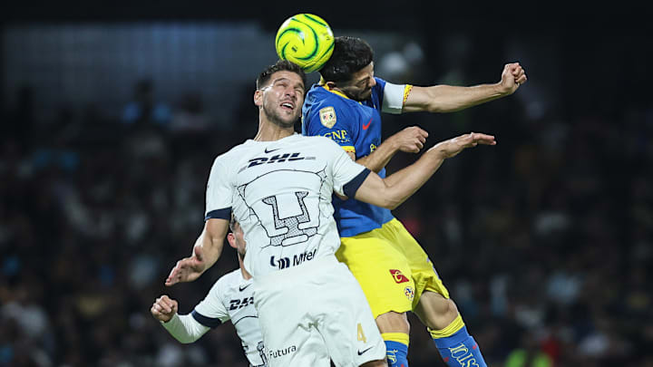 El argentino Lissandro Magallán de Pumas y Henry Martín del América compiten en el aire por el esférico
