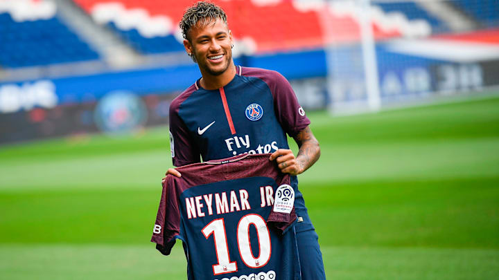 Le Paris Saint-Germain a payé la clause libératoire de Neymar à hauteur de 222 millions d'euros à l'été 2017. 