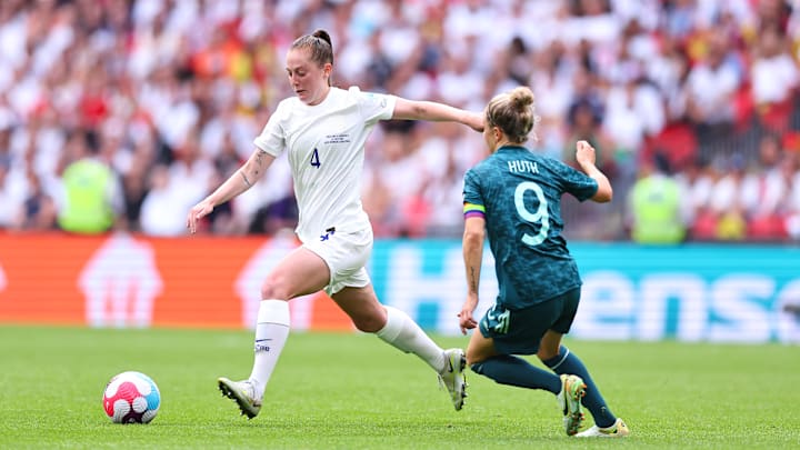 Europameisterin Keira Walsh im Duell mit Svenja Huth Europameisterin Keira Walsh im Duell mit Svenja Huth