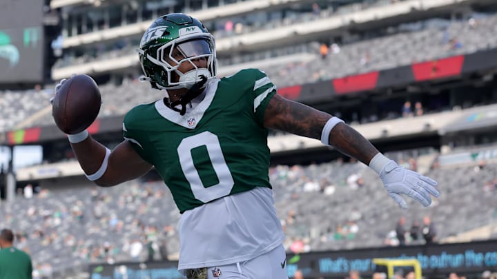 Nov 17, 2024; East Rutherford, New Jersey, USA; New York Jets running back Braelon Allen (0) plays catch with fans before a game against the Indianapolis Colts at MetLife Stadium. Nov 17, 2024; East Rutherford, New Jersey, USA; New York Jets running back Braelon Allen (0) plays catch with fans before a game against the Indianapolis Colts at MetLife Stadium.
