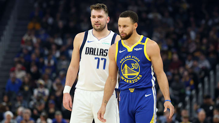 Luka Doncic y Stephen Curry en un juego de los Dallas Mavericks vs. Golden State Warriors