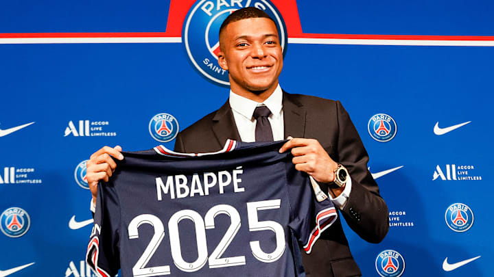 Mbappé con la camiseta de su renovación