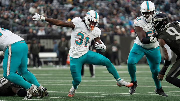 Miami Dolphins running back Ollie Gordon II (31) runs the ball for a touchdown during a week 14 football game between the New York Jets and Miami Dolphins at MetLife Stadium on Sunday, Dec. 7, 2025.