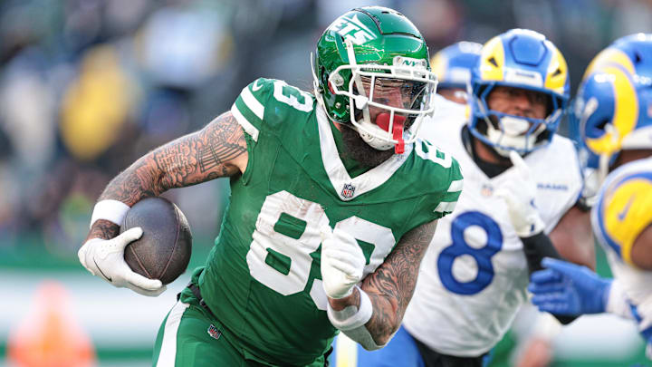 New York Jets tight end Tyler Conklin gains yards after catch as Los Angeles Rams linebacker Jared Verse pursues during the second half at MetLife Stadium. 