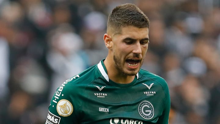 Pedro Raul deixou o dele contra o Athletico-PR e chegou a 15 gols na temporada